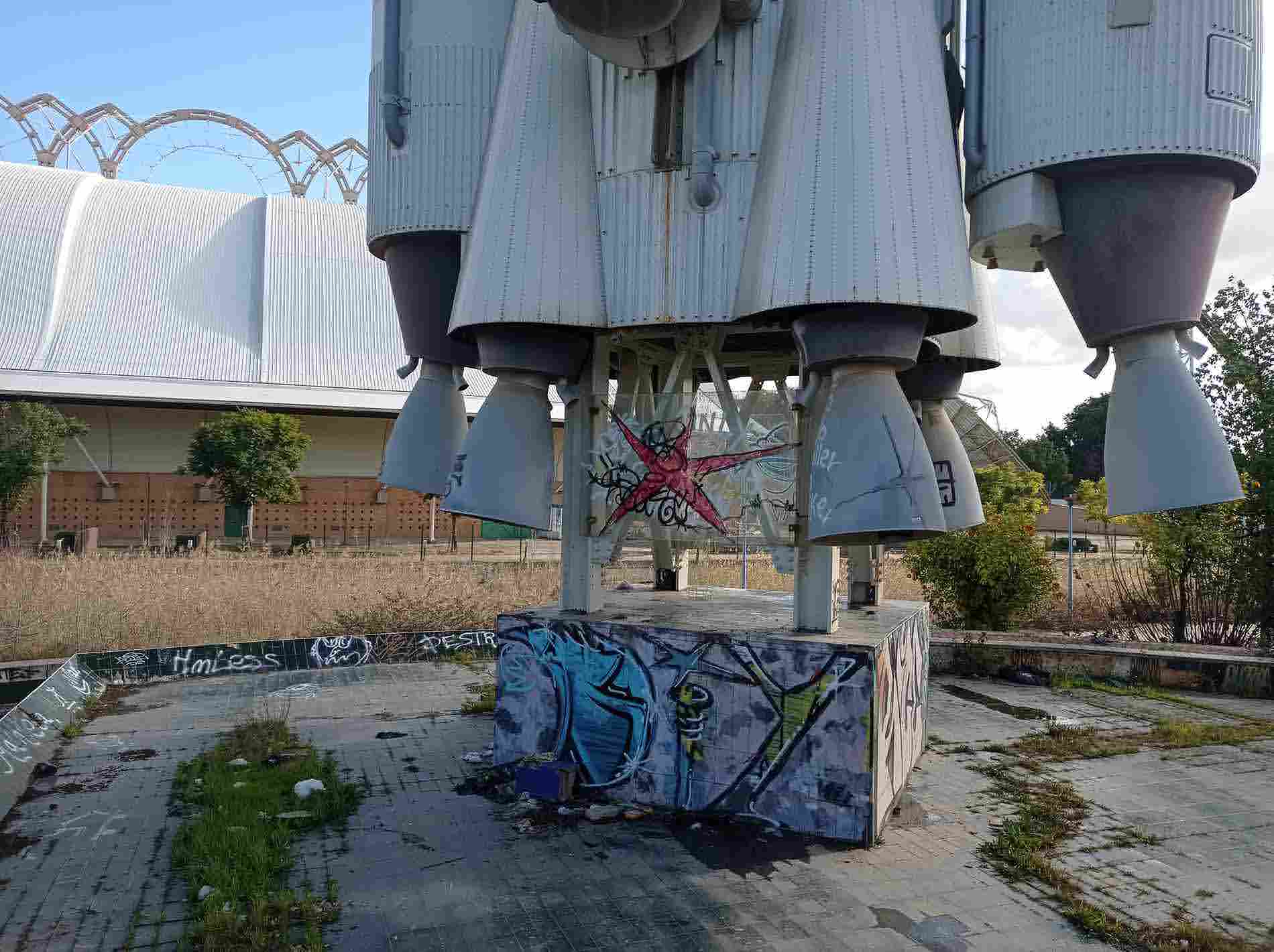 Toberas del Ariane 4, grafiti y hierba en la base abandonada junto al Pabellón del Futuro