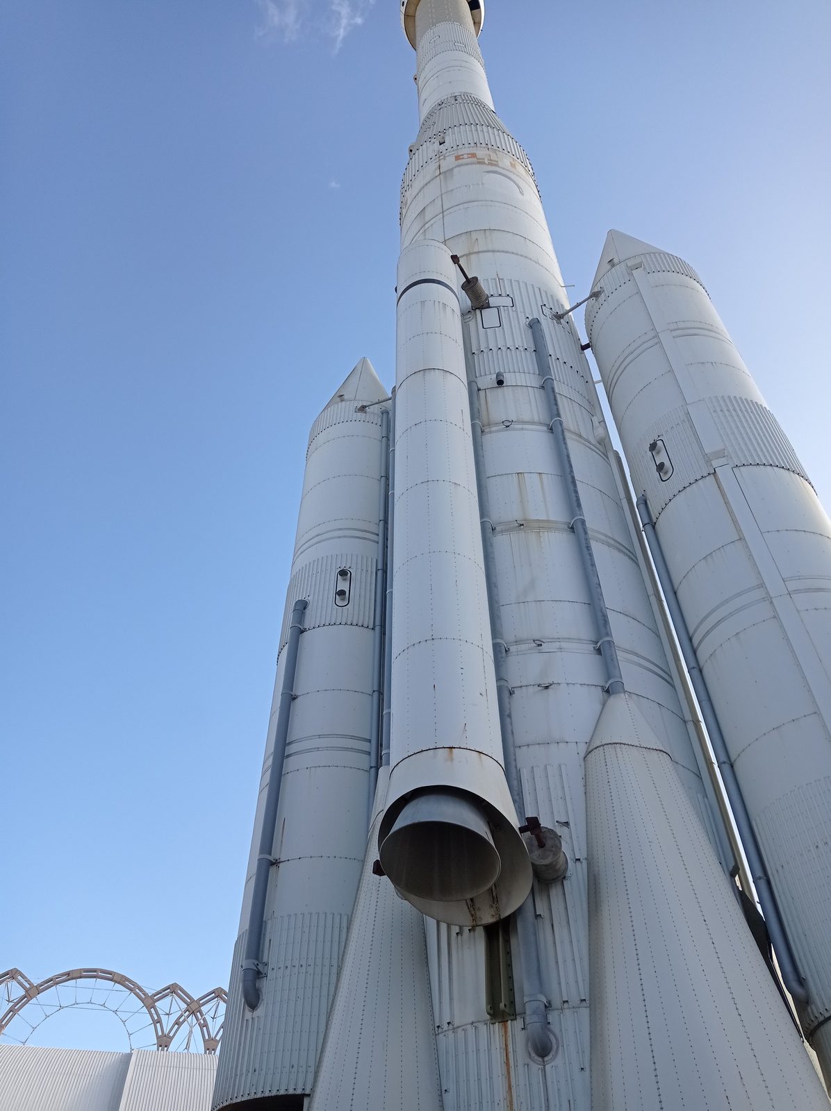El cohete Ariane IV visto desde su base contra el cielo de Sevilla